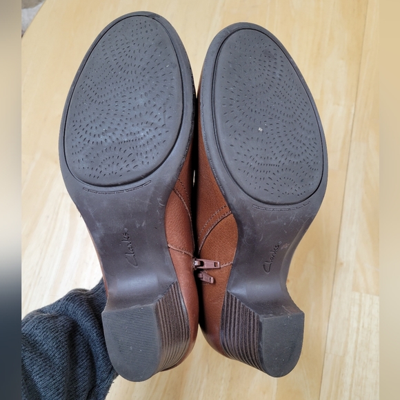Clarks cognac leather booties women's 8.5 - Picture 5 of 7